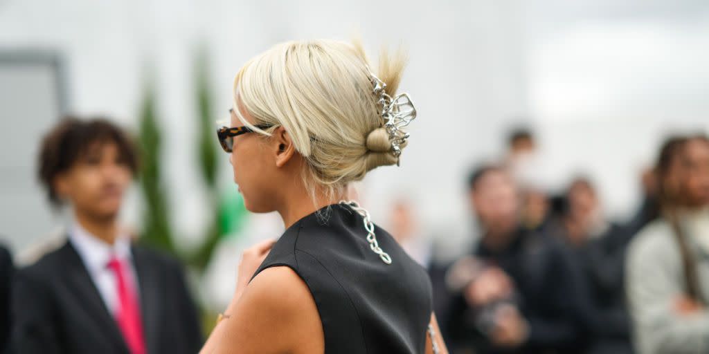 vanessa hong wears a silver large hair clip during paris fashion week womenswear spring summer 2022