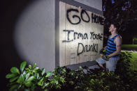 <p>„Geh nach Hause, ‚Irma‘, du bist betrunken!“ hat ein Mann auf die Bretter seines zugenagelten Fensters in Delray Beach, Florida, gesprüht. Nach Angaben der Wetterwarte auf Key West, dem südwestlichsten Teil der Inselkette der Florida Keys, waren dort am Samstagmorgen bereits die ersten Auswirkungen des Sturms spürbar. Meteorologen warnten vor lebensbedrohlichen Sturmfluten und Windböen. (Bild: Ken Cedeno/ZUMA Wire/dpa) </p>