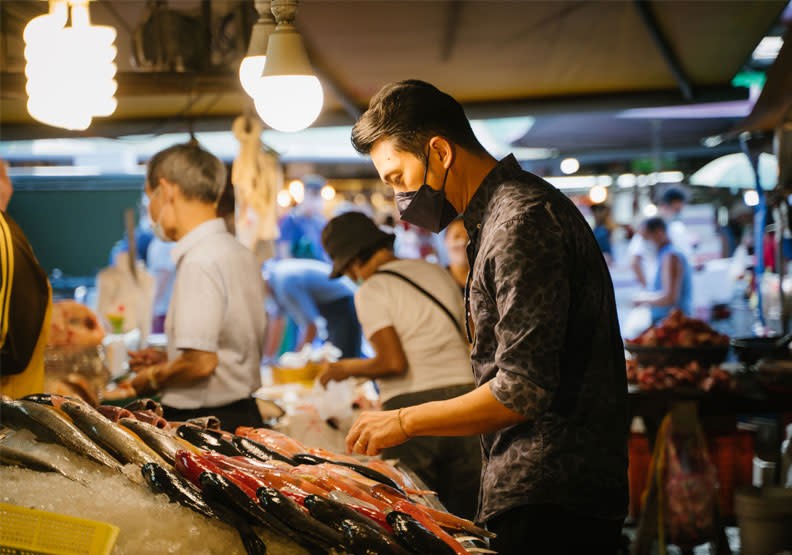 LONGTAIL主廚林明健親自走訪濱江市場挑選食材。學籽提供