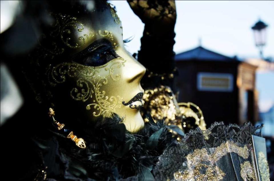 The ‘dama’ mask is commonly seen in the carnival. What a variety to choose from – colorful masks with lace, plumage, ribbons; hand-painted glittering with gold, silver and colorful beads, bells and some economical Chinese ones these days. It is a treat to the eye.