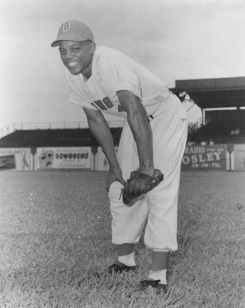 Un joven Willie Mays luce el uniforme de los Birmingham Black Barons en 1948, tres años antes de su debut en la MLB con los New York Giants.