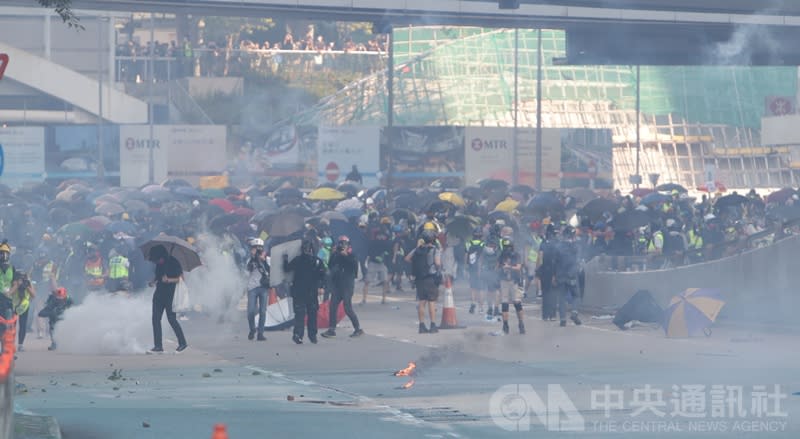 香港市民在1日中共建政70週年紀念日發起「遍地開花」示威遊行。圖為警民在香港政府總部所在地金鐘爆發衝突，警方以催淚瓦期驅離示威者，還傳出示威者被近距離開槍。（中央社）