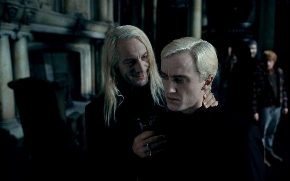 <p>Und was ist aus Voldemorts Getreuem Lucius Malfoy geworden, dem Vater von Draco Malfoy? Dessen Darsteller Jason Isaacs (Bild, links) war in den letzten Jahren ebenfalls gut beschäftigt - auch wenn ihn Harry-Potter-Fans ohne weißblonde Langhaarperücke vielleicht nicht erkannt haben. (Bild: Warner Bros.)</p> 