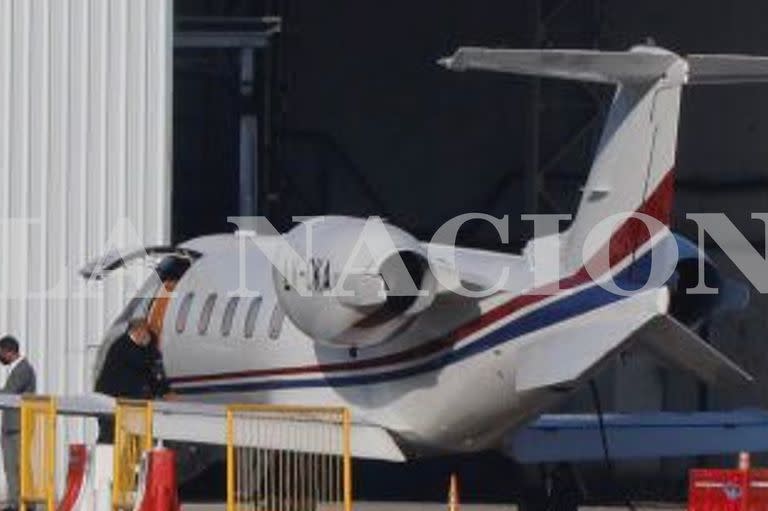 Manzur en el avión sanitario