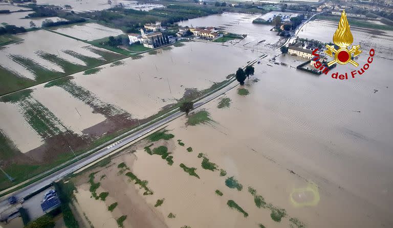 Esta imagen publicada por los bomberos italianos muestra una vista aérea del área de Prato después de las inundaciones que azotaron la región de Toscana, en el centro de Italia, el viernes 3 de noviembre de 2023