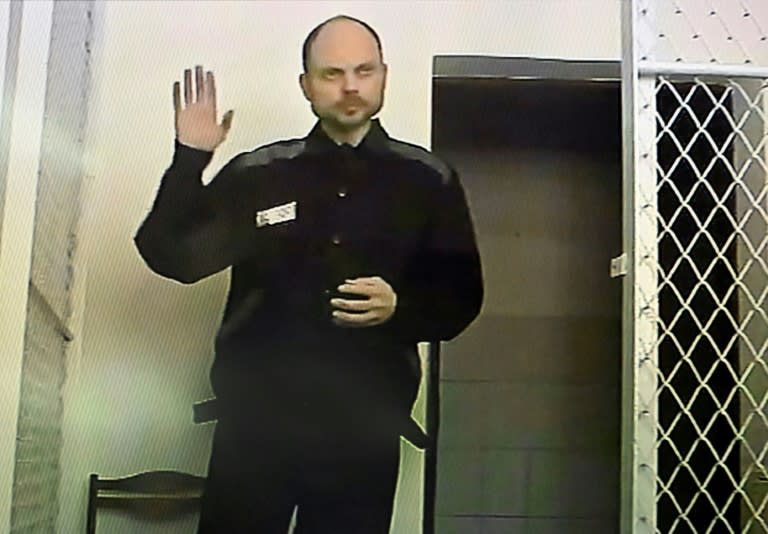 L'opposant russe emprisonné Vladimir Kara-Mourza, comparaît au tribunal par liaison vidéo depuis sa prison, le 22 février 2024 à Moscou (Alexander NEMENOV)