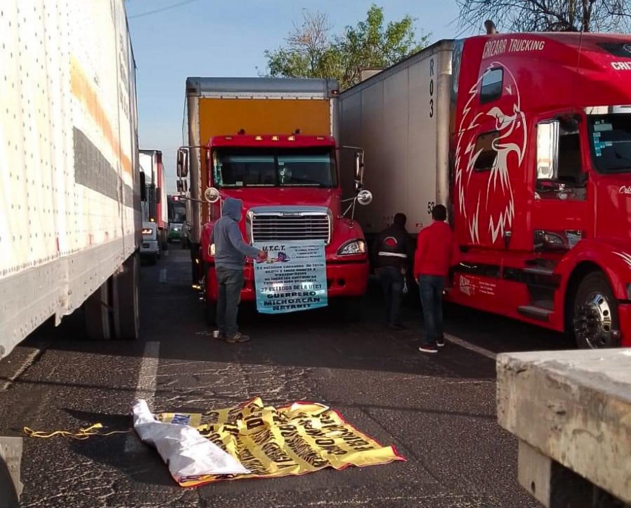 CIUDAD DE MÉXICO, 31ENERO2024.- Camiones  de la Unión de Transportistas de Carga, Turismo y Sindicales de la República Mexicana, realizó una manifestación en caravana por la autopista México -Queétaro para exigir a las autoridades una mayor vigilancia y apoyo en carreteras. | 
FOTOS: ROGELIO MORALES/ ESPECIALES /CUARTOSCURO.COM