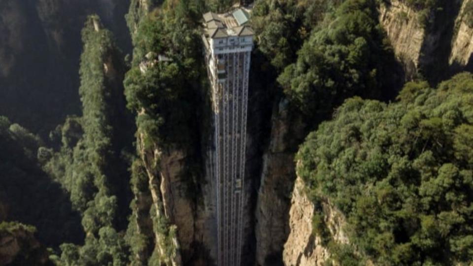 百龍天梯」建於「乾坤柱」的崖壁上，只要88秒就能從山下直通326公尺山頂。（圖／翻攝自CNN）