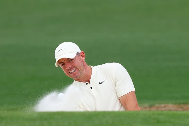 Rory McIlroy practica desde el búnker en el par 5 del hoyo 2