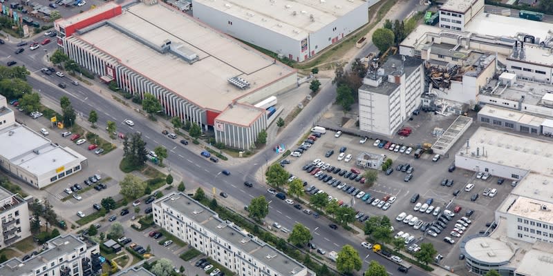 Zerstörungen und Schadensbild der Brandreste auf den Lagerplatz- und Abstellflächen der Fa. Diehl Metall Applications GmbH an der Straße Am Stichkanal in Berlin.<span class="copyright">picture alliance / ZB/euroluftbild.de</span>