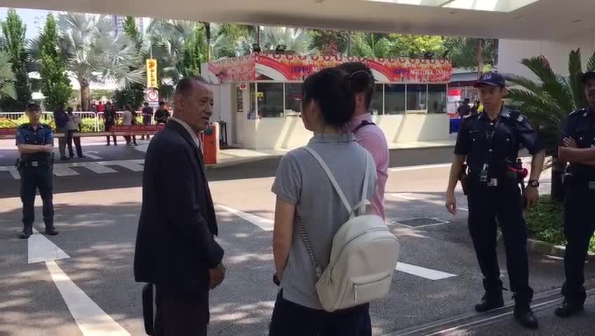 Perennial aspiring presidential candidate Ooi Boon Ewe made a last-minute attempt to submit his forms at the Nomination Centre on Wednesday (13 September).