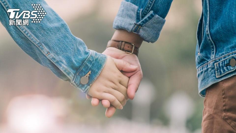 李男以10萬元代價請大學同學假扮女友。（示意圖／shutterstock達志影像）