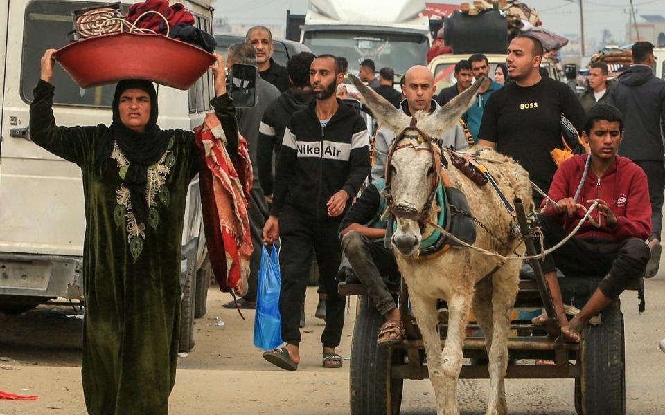 Palestinians migrate towards Rafah in the southern part of the city