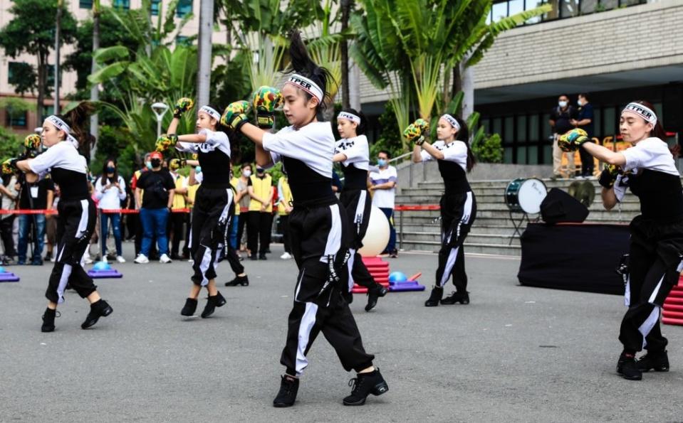 高雄市政府慶祝111年中華民國國慶，舉行升旗典禮。（記者許正雄翻攝）