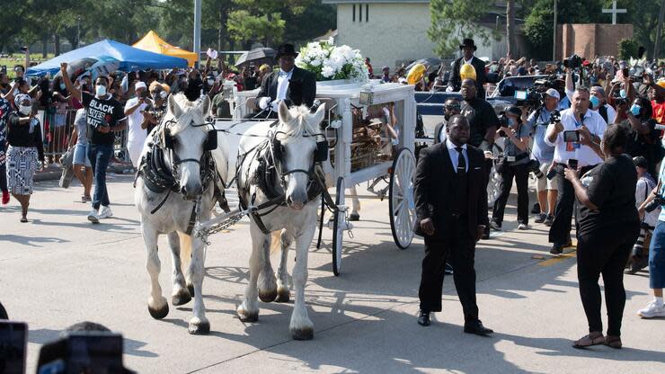 Der Sarg von George Floyd wird in einer weißen Kutsche auf den Friedhof Houston Memorial Gardens transportiert. Foto: dpa