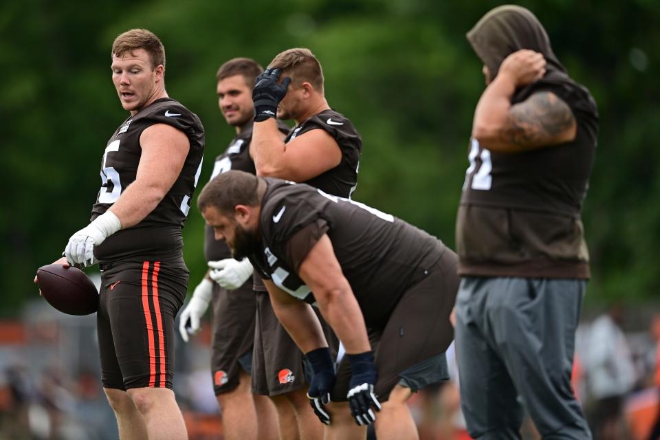 Cleveland Browns center Ethan Pocic, left, lines up during an NFL football practice in Berea, Ohio, Sunday, Aug. 14, 2022. (AP Photo/David Dermer)