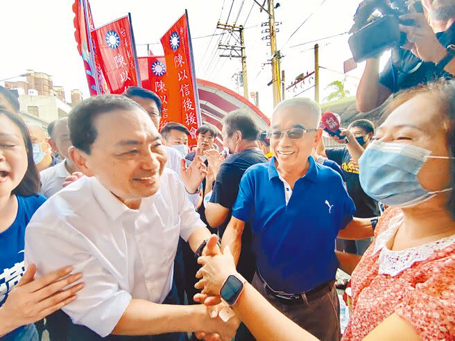 國民黨總統參選人侯友宜昨天在台南成立全台第一個總統、立委聯合競選總部，鄉親爭相與他握手，場面熱烈。（曹婷婷攝）