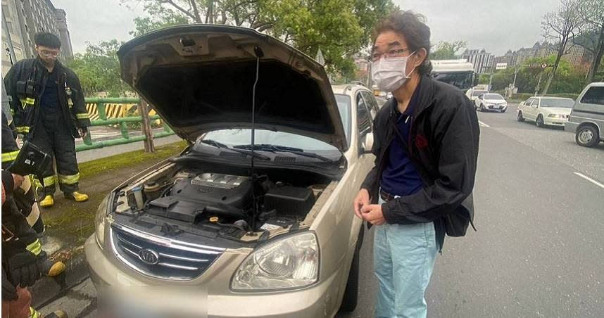 葉男開車準備前往桃園辦事，車頭突然冒出濃煙，他慌張地將車丟在路旁自行逃生。（圖／翻攝畫面）