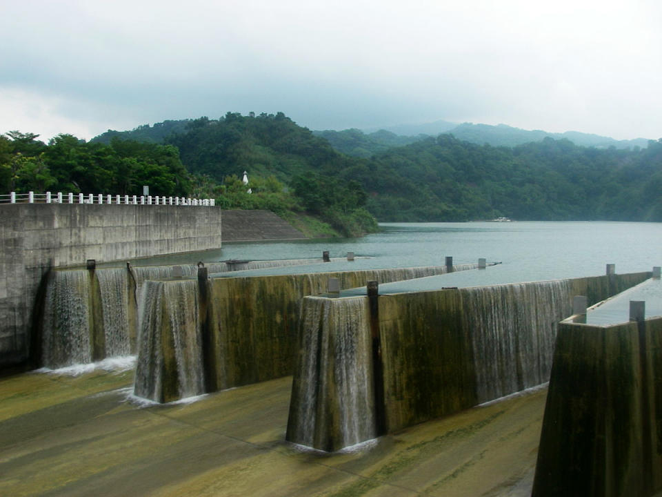 鯉魚潭水庫(Photo via Wikimedia, by Ckbubutp, License: CC BY-SA 3.0，圖片來源：https://commons.wikimedia.org/w/index.php?curid=27673421) 