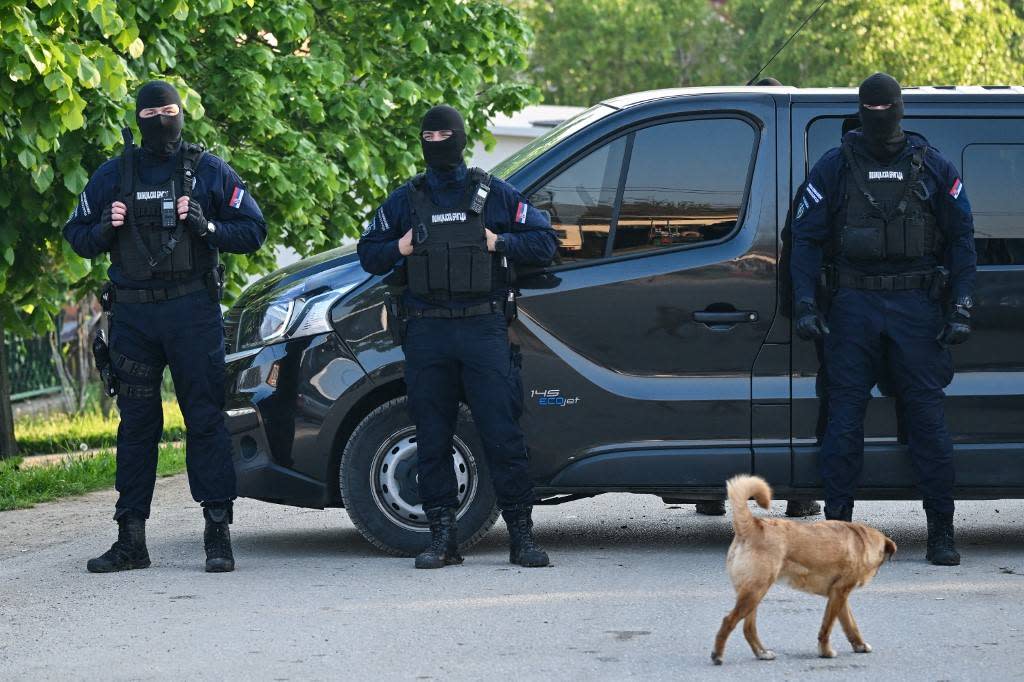 Environ 600 agents des forces de l’ordre ont été déployés pour retrouver l’auteur des tirs qui ont fait huit morts jeudi 4 mai en Serbie, dont des membres d’une unité spéciale antiterroriste. 