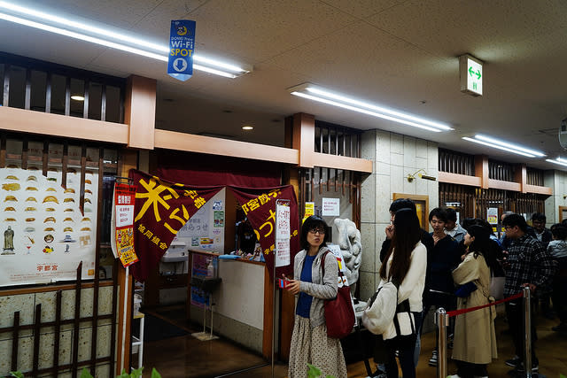 在餃子節的這兩天， 在宇都宮餃子会来らっせ本店附近空間中聚集了當地餃子名店， 像是一個餃子美食街一般；