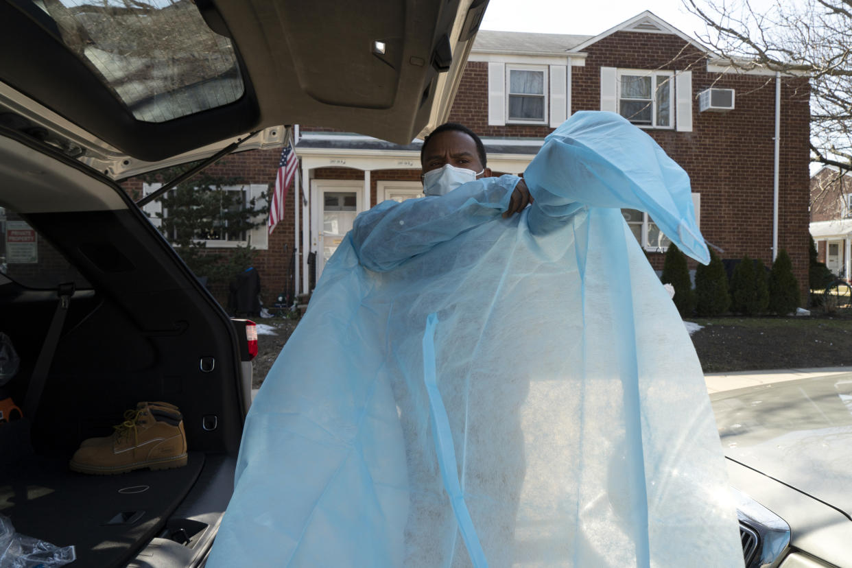 Ozail Bennett, enfermero de cuidados paliativos, se pone el equipo de protección antes de visitar a un paciente de cuidados paliativos a domicilio que tiene coronavirus en Queens, el 11 de marzo de 2021. (James Estrin/The New York Times)