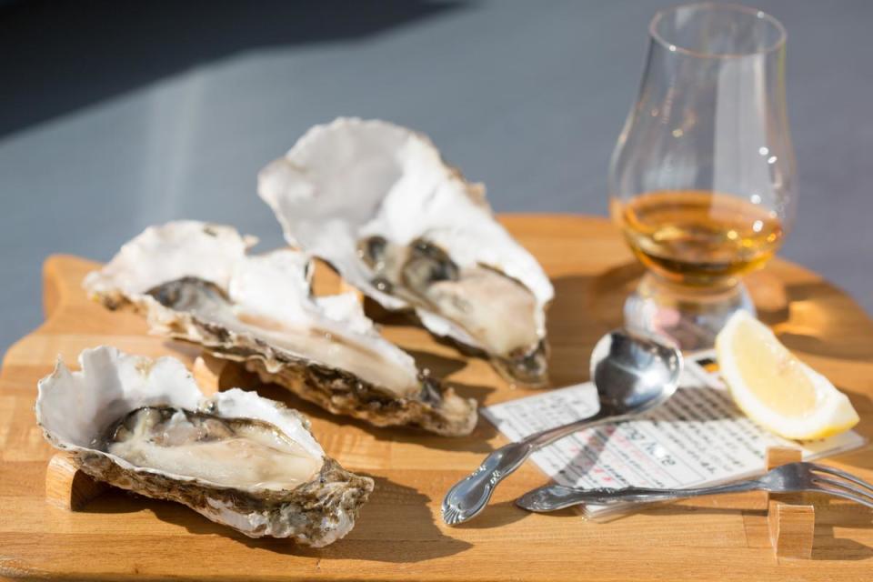 用威士忌淋上生牡蠣的吃法，可同時品味酒香與海鮮滋味。（1,500日圓／份，約NT$390）