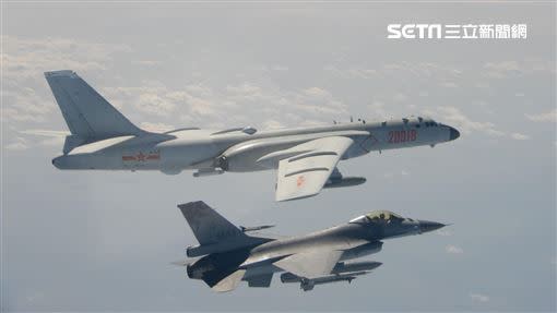 我軍F-16戰機監控共軍轟6轟炸機。（圖／國防部提供）