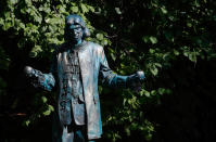 <p>An artist called “Isaac Newton” takes part in the festival “Statues en Marche” in Marche-en-Famenne, Belgium, July 22, 2018. (Photo: Yves Herman/Reuters) </p>