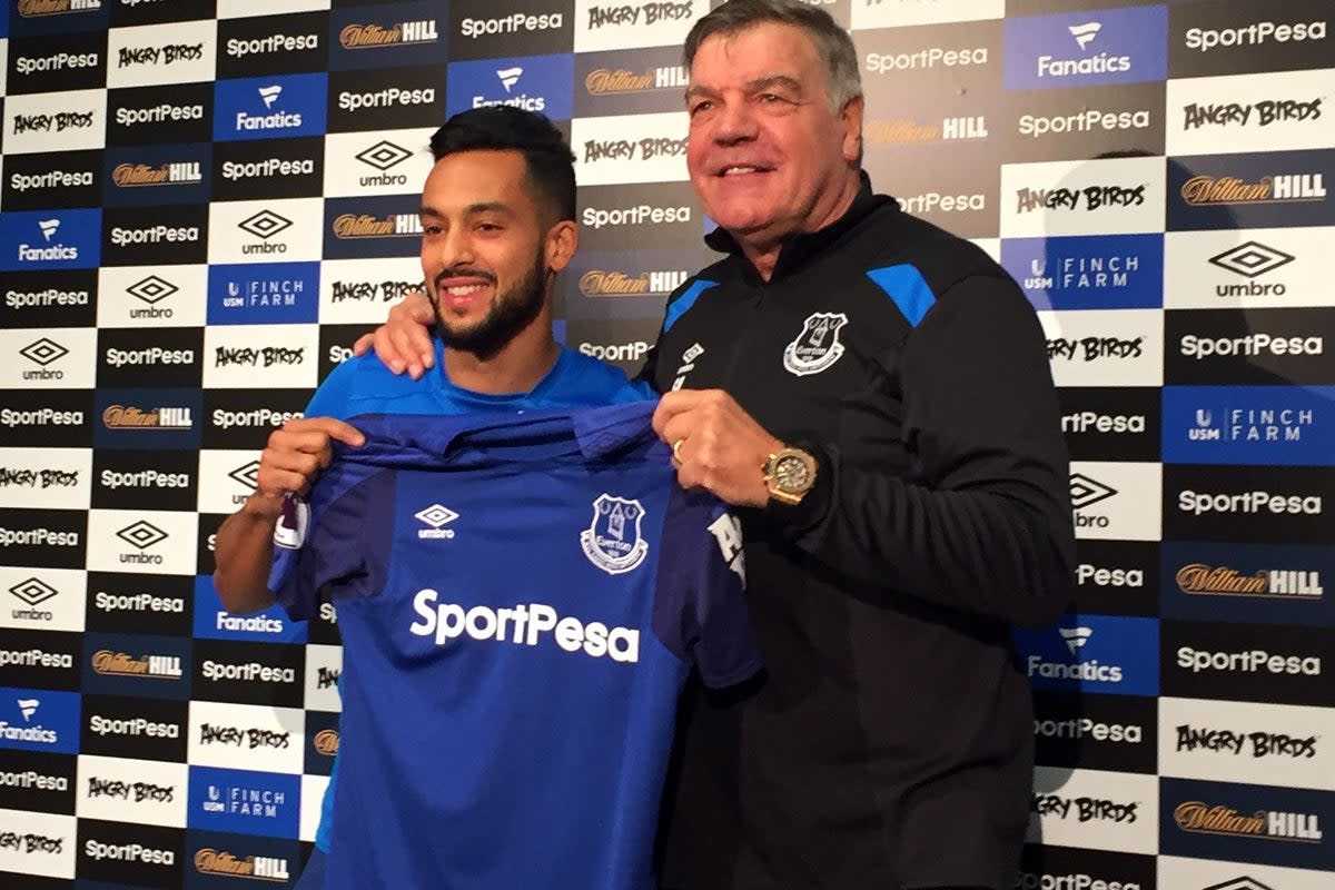 Theo Walcott with manager Sam Allardyce as he is unveiled as an Everton player (Carl Markham/PA) (PA Archive)