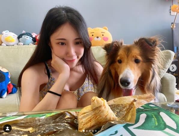 瑤瑤「深U背心」曬居家辣照！愛犬來攪局網笑喊：妳更搶鏡