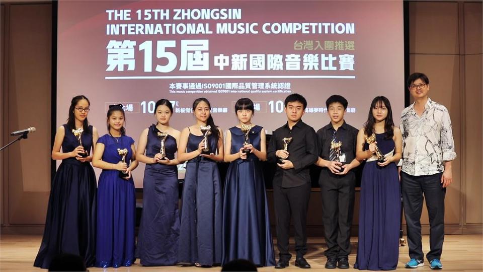 新加坡中新國際音樂比賽首次在台灣舉辦入圍推選，圖為台北場弦樂團一等奬得主與大提琴家呂超倫合影。（圖／主辦單位提供）