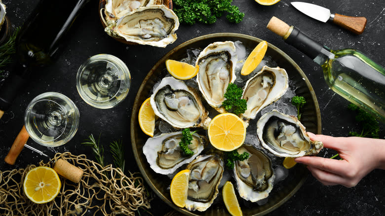 Platter of oysters with lemon