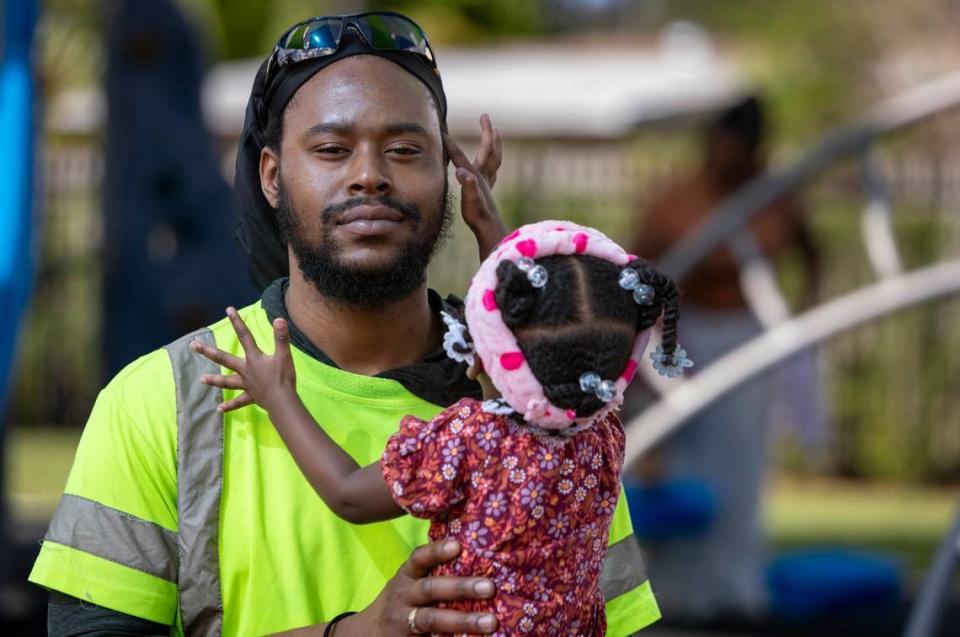 Breon Williams, de 27 años, carga a su hija Da’Nashia, de dos años, en el Cloverleaf Park de Miami Gardens el lunes 20 de noviembre.