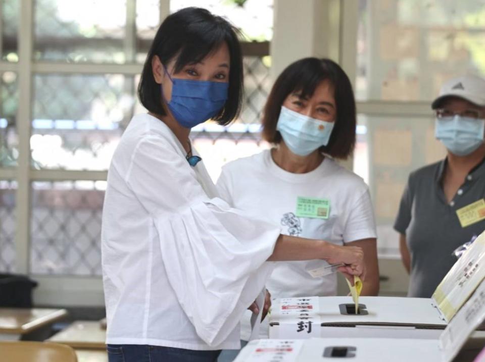 高雄市長候選人柯志恩，由女兒陪同前往投票。（記者許正雄攝）