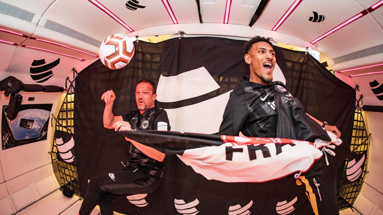 Sébastien Haller schießt ein Tor und Fredi Bobic (l) fühlt sich wie ein Punchingball. Foto: BigCityBeats WORLD CLUB DOME