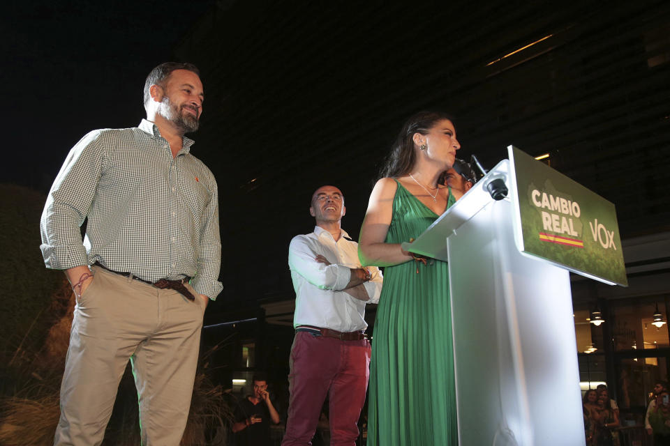 Macarena Olona comparece junto a Santiago Abascal en la noche electoral. (Foto: Manuel Olmedo / Getty Images).