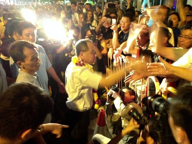 WP chief Low Thia Khiang greets supporters after the party's last rally in Punggol East. (Yahoo! photo)