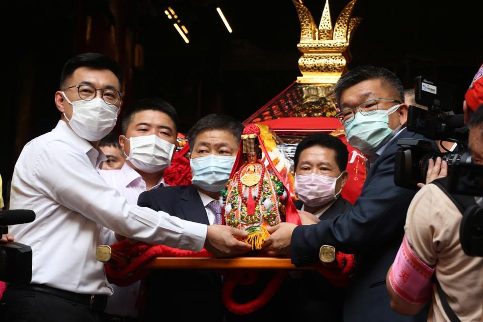 台中大甲鎮瀾宮媽祖遶境進香活動11日深夜將正式展開 ，鎮瀾宮董事長顏清標（左3）、立法院副院長蔡其昌 （右）、國民黨主席江啟臣（左）等人下午出席媽祖上 轎儀式。（中央社）