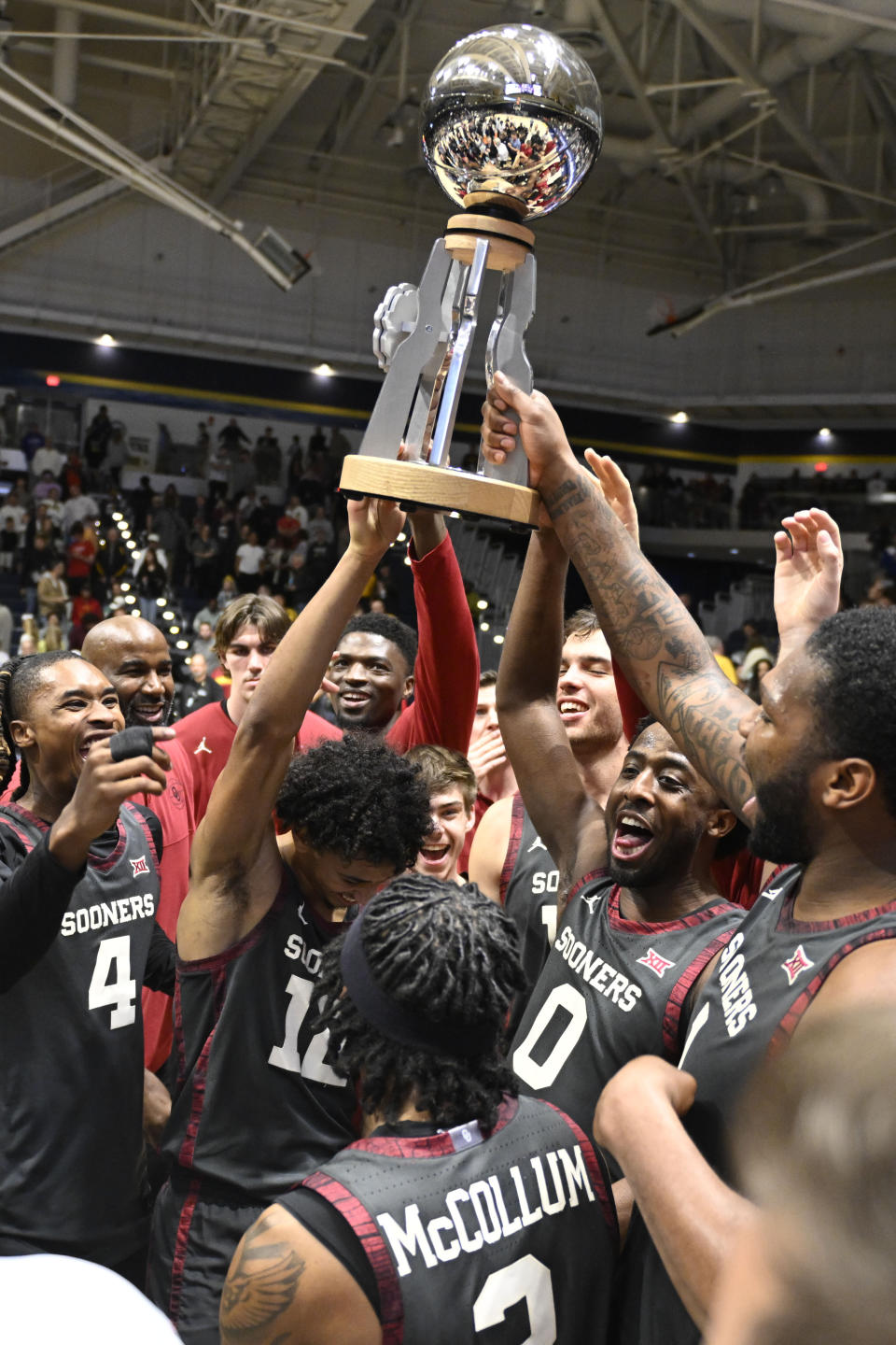 Oklahoma players celebrate after they defeated Southern California in an NCAA college basketball game Friday, Nov. 24, 2023, in San Diego. (AP Photo/Denis Poroy)