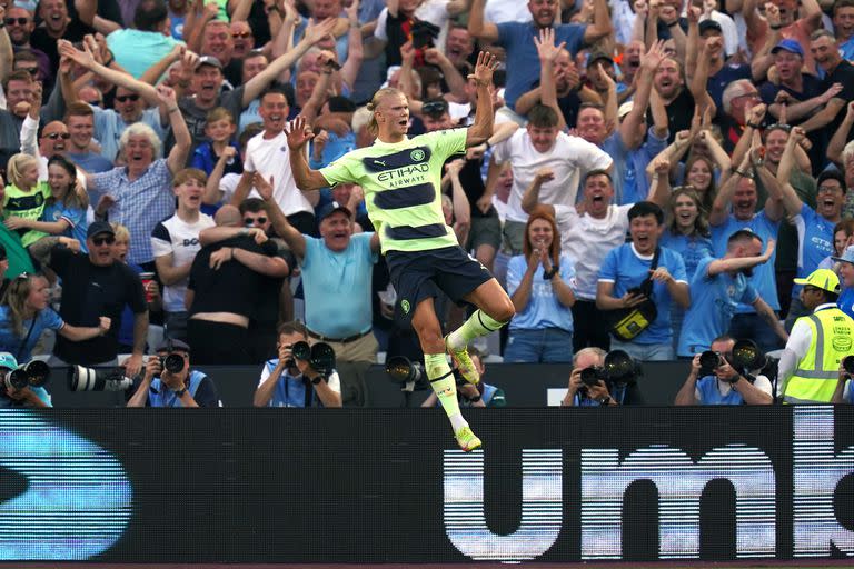 Erling Haaland debutó con todo en la Premier League: aquí festeja su segundo gol en el triunfo por 2 a 0 de Manchester City ante West Ham