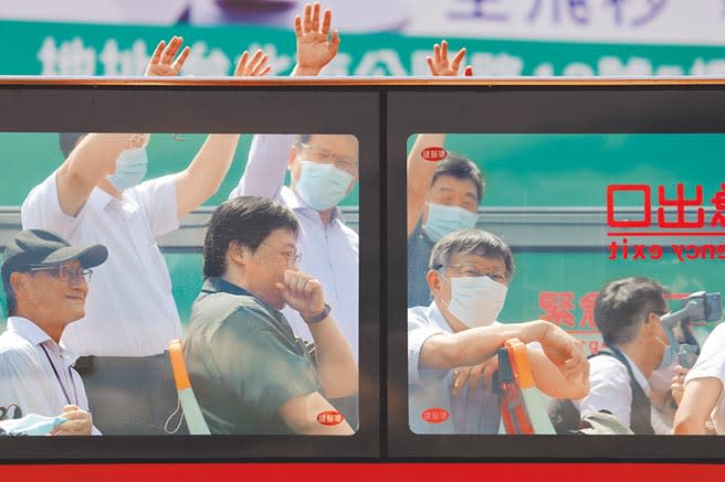受疫情影響嚴重的北市雙層觀光巴士搭乘人數創下新低，為促進觀光，台北市長柯文哲（前排右）、交通部長林佳龍（後排中）7日一同搭乘觀巴行銷。（黃世麒攝）
