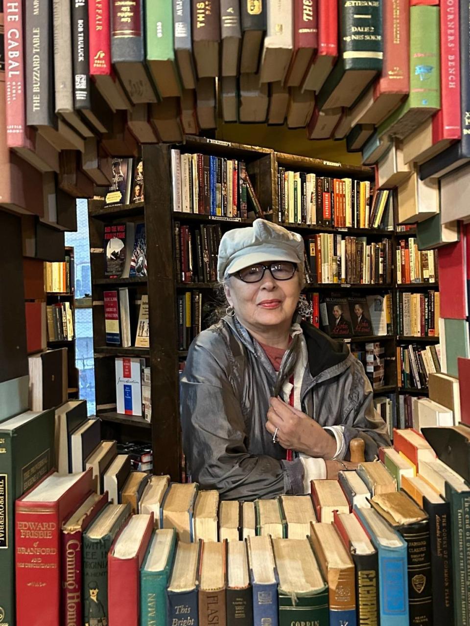 Gilda Mirós entre libros.