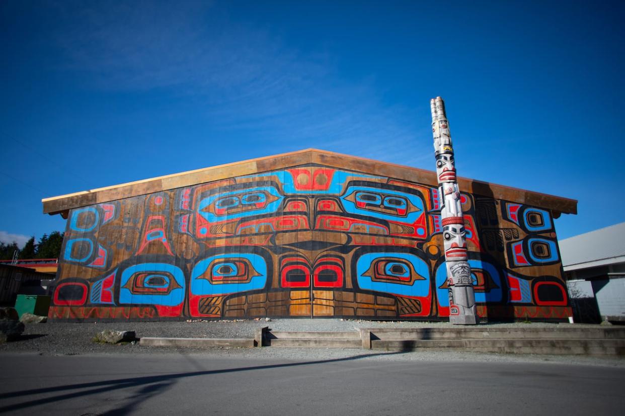 The Heiltsuk Nation of Bella Bella, B.C., is on the east coast of what is now known as Campbell Island in the Pacific Ocean. Its leaders are currently calling on the RCMP to remove a local officer over his social media posts. (Camille Vernet/Radio-Canada - image credit)