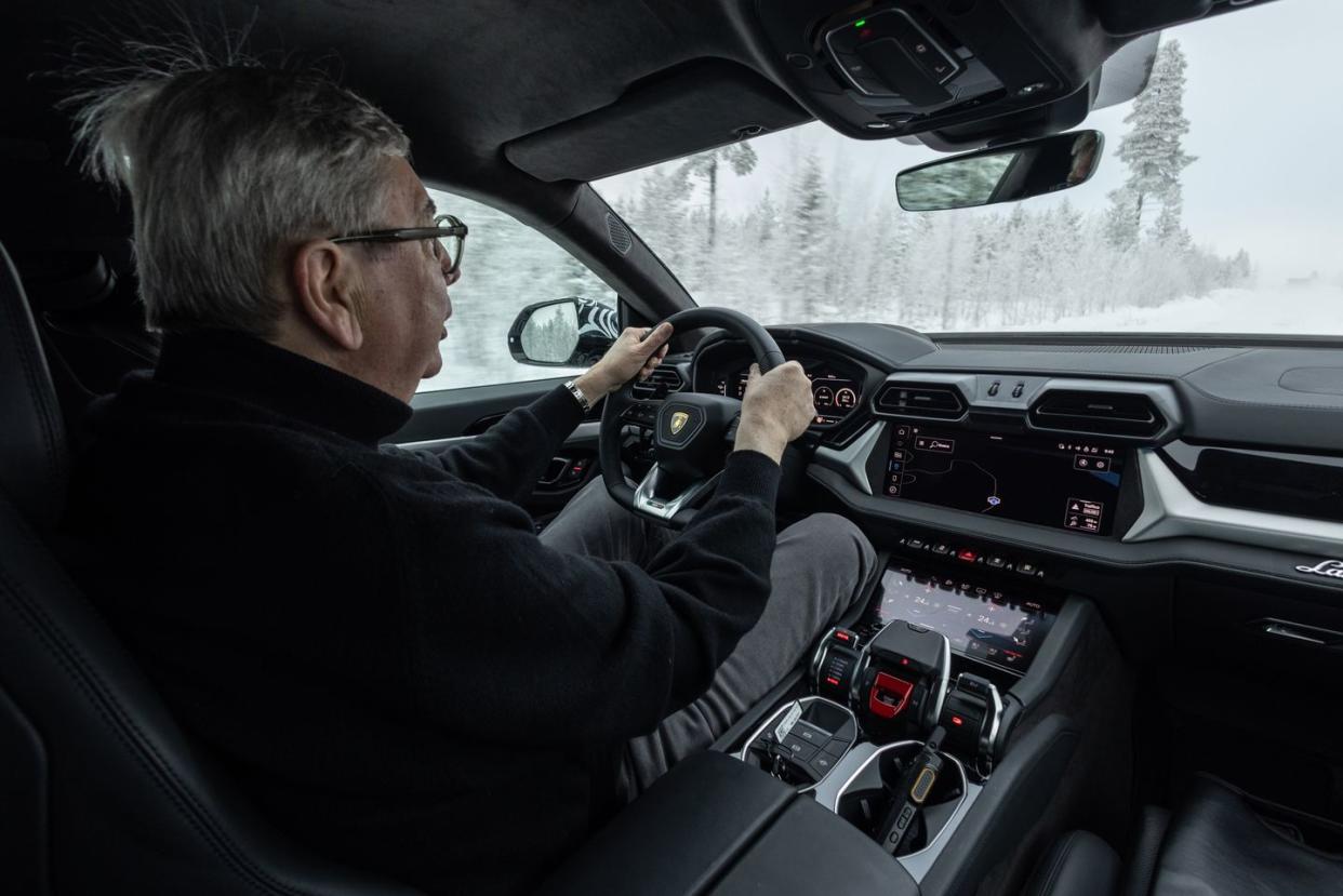 2025 lamborghini urus plug in hybrid interior