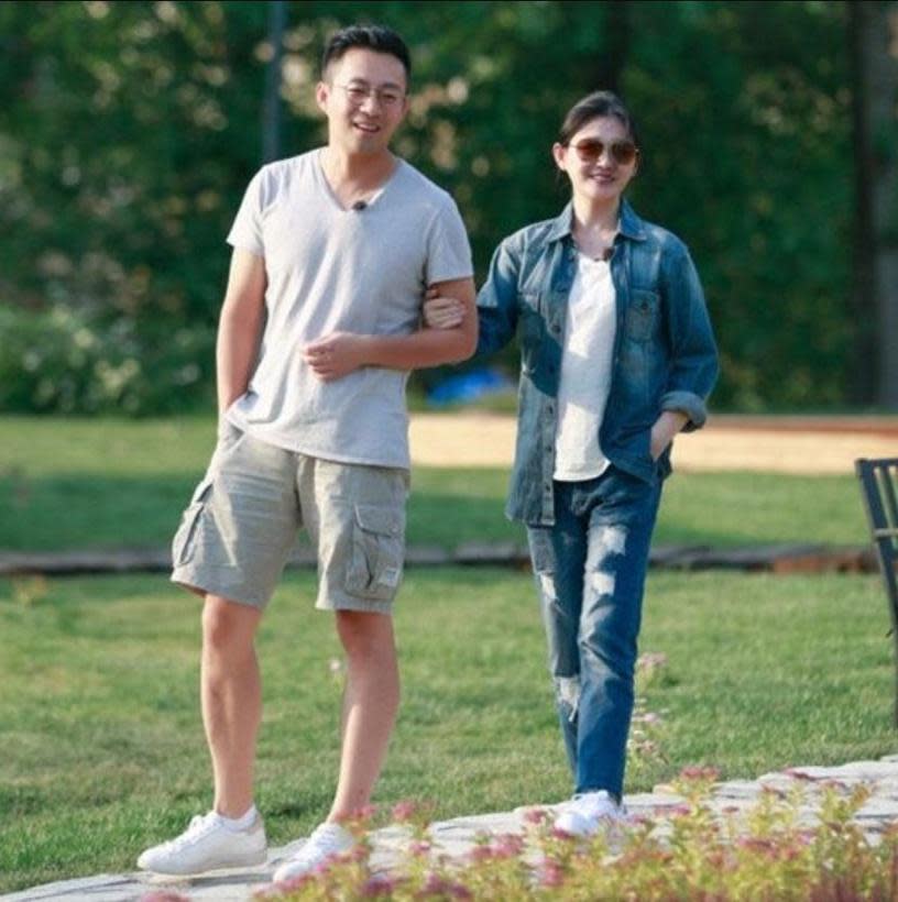 大S（右）與汪小菲（左）錄製真人秀《幸福三重奏》時，甜蜜攜手散步。（翻攝自Choco TV）
