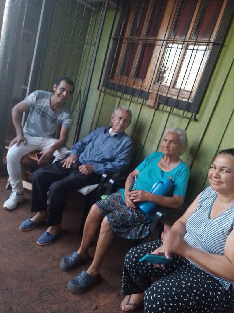 Gabriel junto a sus padres Jorge y Catalina y su hermana Sara en la casa familiar de Misiones