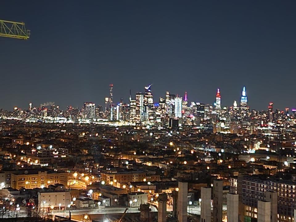 <p>A camera sample from the Galaxy S22 Ultra showing the NYC nightscape.</p>
