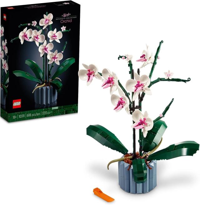 LEGO's Rose Bouquet Beats Any Box of Chocolates for Valentine's Day