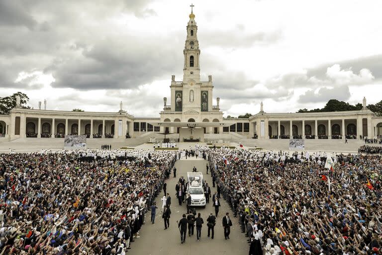 El Papa Francisco en su papamóvil sale al final de una misa donde canonizó a los pastores Jacinta y Francisco Marto en el Santuario de Nuestra Señora de Fátima, el sábado 13 de mayo de 2017, en Fátima, Portugal. (Paulo Novais/Pool Photo via AP, File)